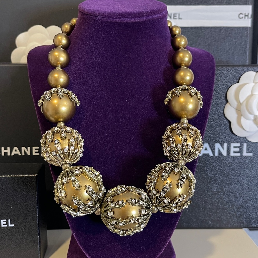XXL runway Fake pearls stone necklace